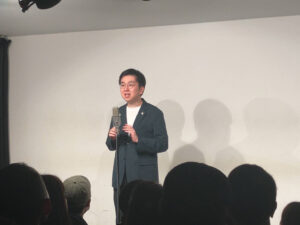 弁護士芸人としてお客様を前にネタを披露する池田六法